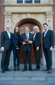 Piet Hein Donner, Frans Weekers, en Maarten Brouwer, Roosje Klap en Claudia Linders met de munt ter gelegenheid van 200 jaar Koninkrijk.