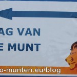 Poster die de weg naar het muntgebouw aanwijst